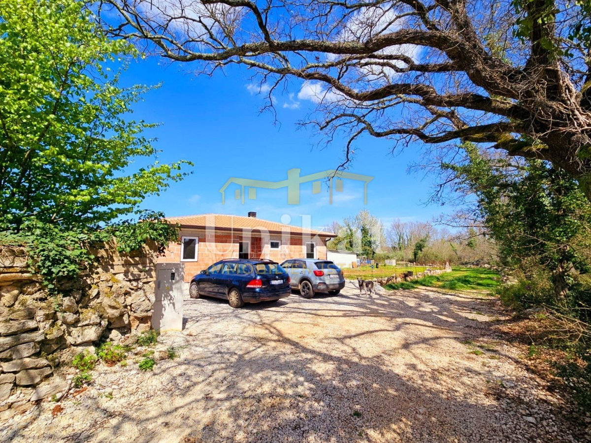 Casa al piano terra senza vicini a 10 km da Poreč - grande giardino